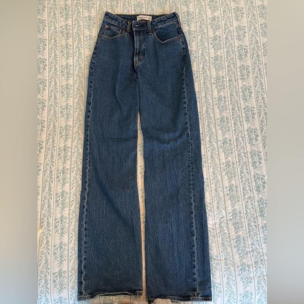 Abercrombie & Fitch 90's relaxed Jean high rise curve love